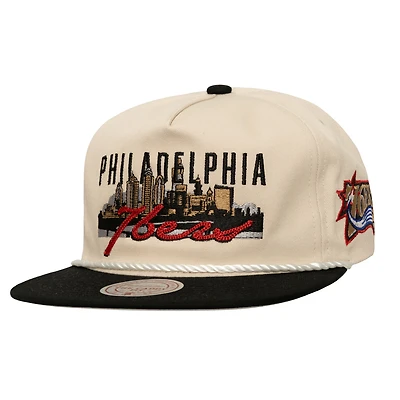 Casquette snapback Mitchell & Ness pour homme, motif Cityscape Caddy des Philadelphia 76ers, crème/noir