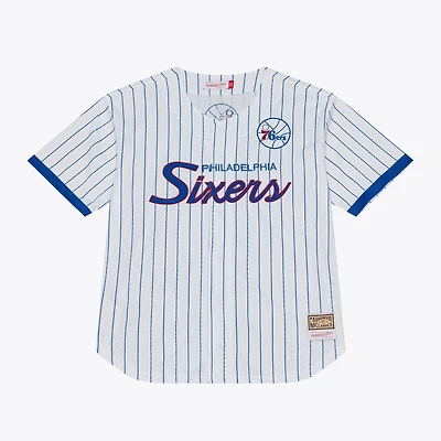 Maillot de baseball Mitchell & Ness blanc pour homme, à rayures, en maille et boutons, modèle entraîneur-chef des Philadelphia 76ers.