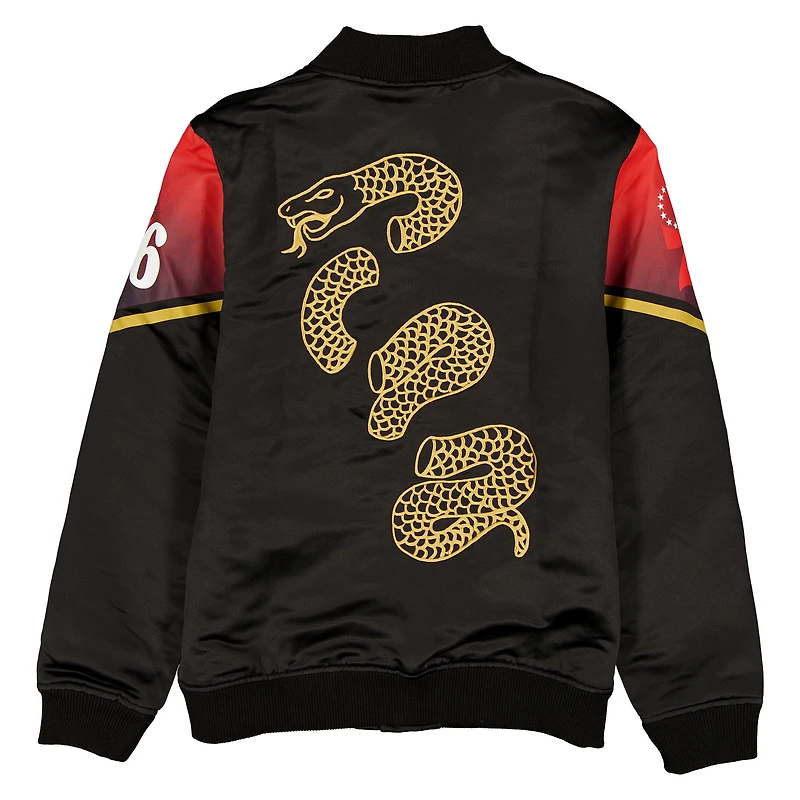 Veste en satin noir New Era Philadelphia 76ers édition City 2025/26 pour homme, fermeture à boutons-pression.