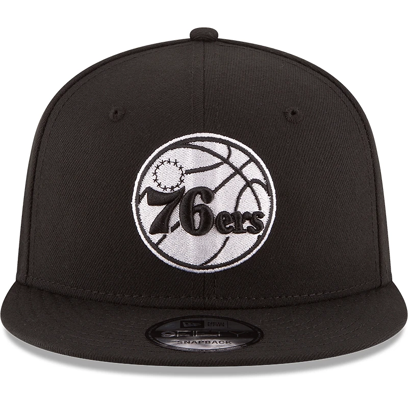 Casquette New Era noire pour homme, logo Philadelphia 76ers noir et blanc, modèle 9FIFTY à fermeture ajustable.