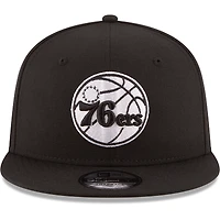Casquette New Era noire pour homme, logo Philadelphia 76ers noir et blanc, modèle 9FIFTY à fermeture ajustable.