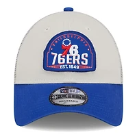 Casquette réglable 9FORTY Throwback Patch Trucker 9FORTY Kaki/Royal Philadelphia 76ers New Era pour hommes
