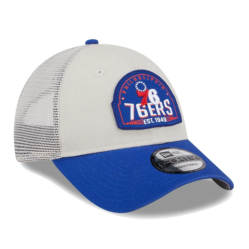 Casquette réglable 9FORTY Throwback Patch Trucker 9FORTY Kaki/Royal Philadelphia 76ers New Era pour hommes