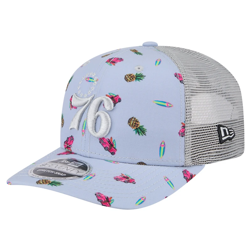 Casquette extensible à bouton-pression New Era bleu clair/gris pour homme, motif Adventure Aloha 9SEVENTY des Philadelphia 76ers