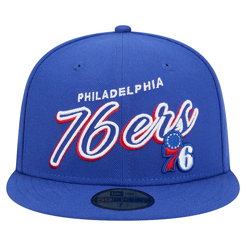 Casquette ajustée 59Fifty Sport Night Script New Era Royal Philadelphia 76ers pour homme