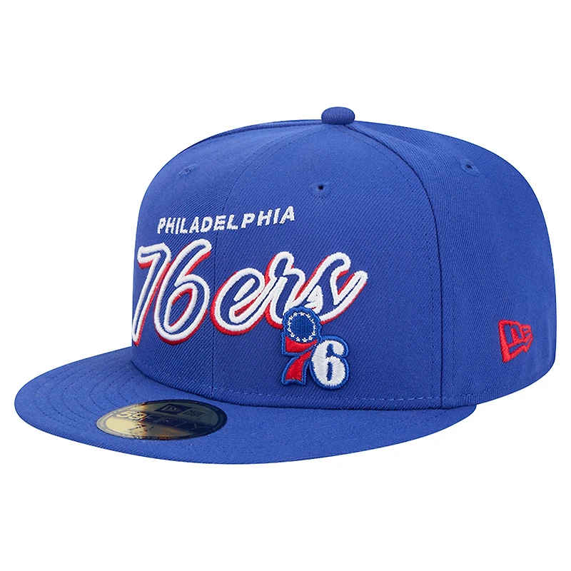Casquette ajustée 59Fifty Sport Night Script New Era Royal Philadelphia 76ers pour homme