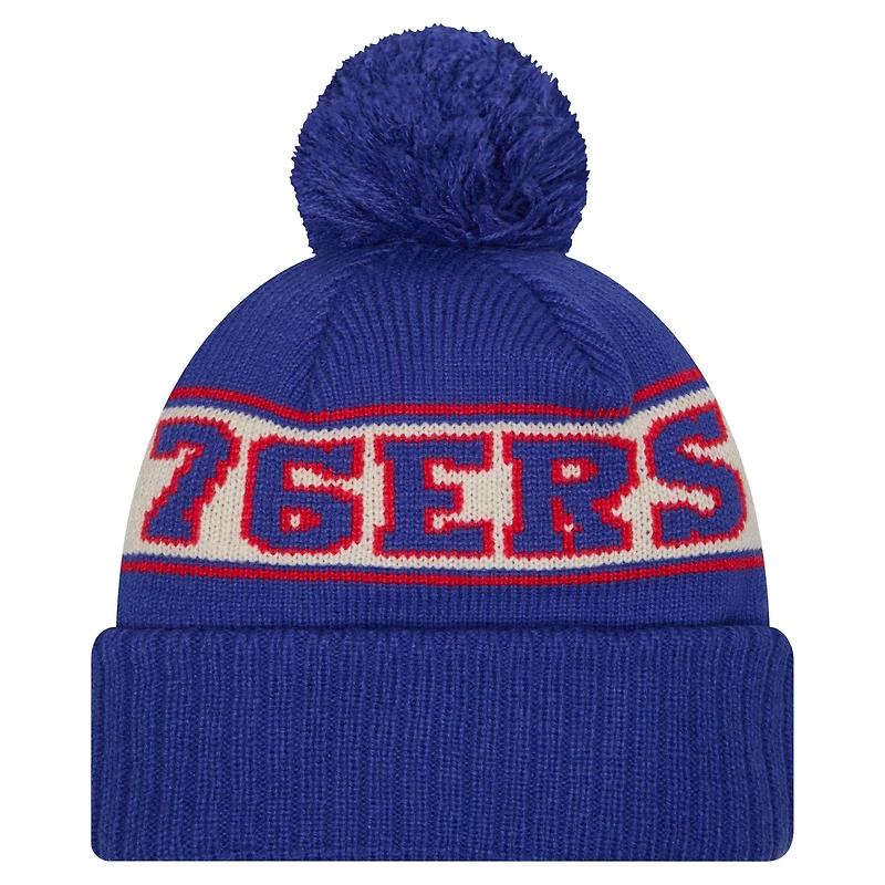 Bonnet en tricot à revers rétro Philadelphia 76ers Royal New Era pour homme avec pompon