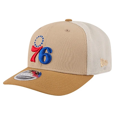 Casquette camionneur ajustable bicolore 9SEVENTY des Philadelphia 76ers pour homme New Era, couleur beige/marron clair