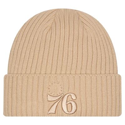 Bonnet à revers en tricot beige Philadelphia 76ers Color Pack pour homme New Era