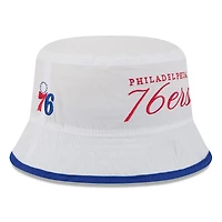 bob en nylon New Era blanc/bleu roi des Philadelphia 76ers, draft NBA 2025