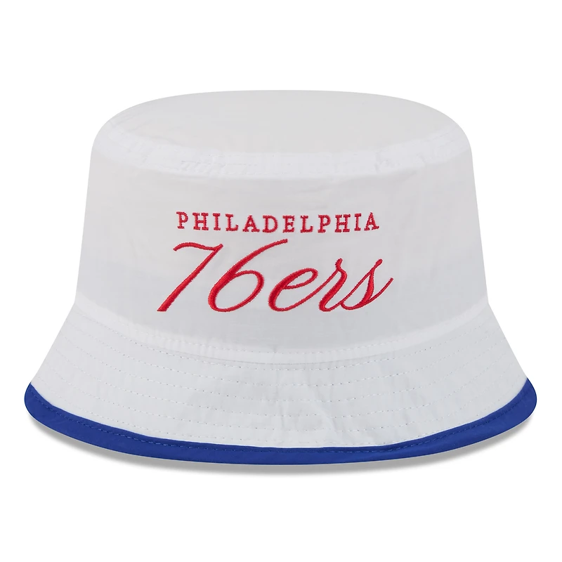 bob en nylon New Era blanc/bleu roi des Philadelphia 76ers, draft NBA 2025