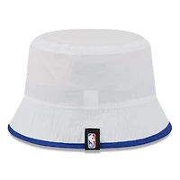 bob en nylon New Era blanc/bleu roi des Philadelphia 76ers, draft NBA 2025
