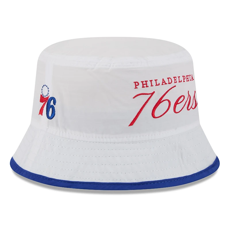 bob en nylon New Era blanc/bleu roi des Philadelphia 76ers, draft NBA 2025