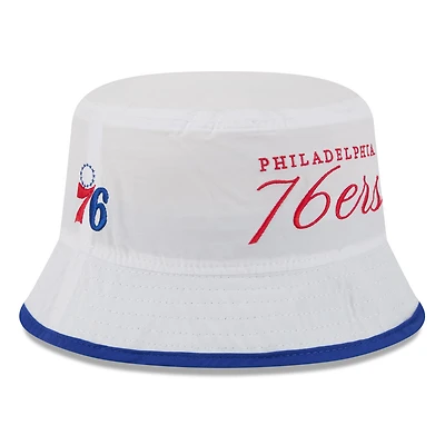 bob en nylon New Era blanc/bleu roi des Philadelphia 76ers, draft NBA 2025