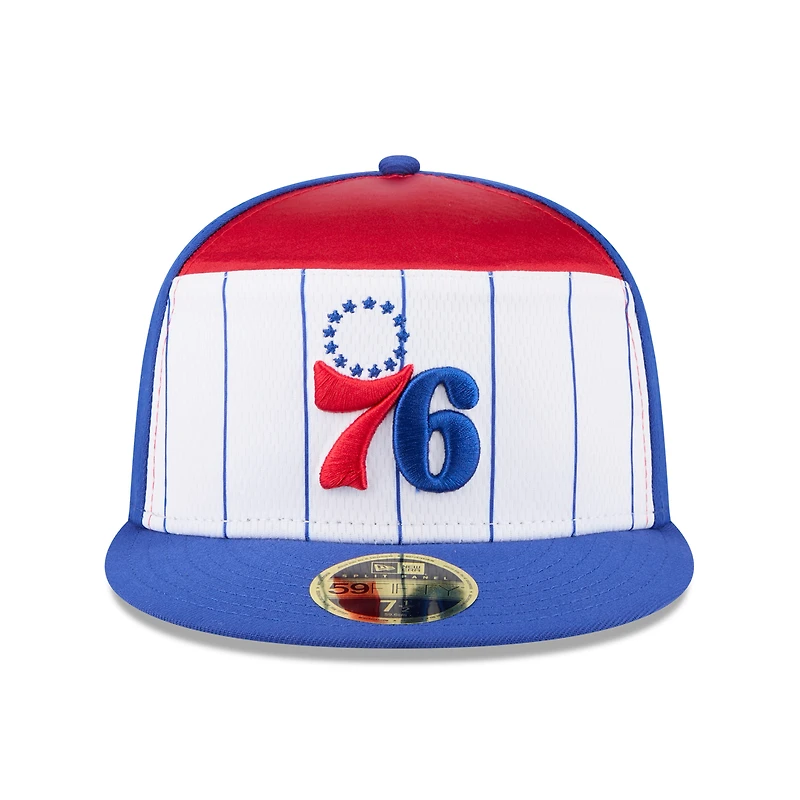 Casquette ajustée New Era 59FIFTY blanche/bleu marine Philadelphia 76ers 2025 NBA Tip Off Split Panel pour homme