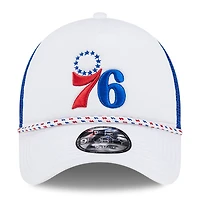 Casquette de camionneur réglable en mousse A-Frame 9FORTY New Era pour hommes, blanc/royal Philadelphia 76ers Court Sport