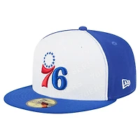 Casquette ajustée New Era 59Fifty blanche/bleu marine des Philadelphia 76ers pour homme