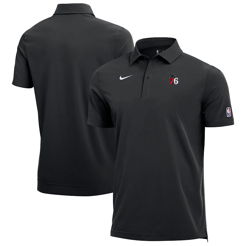 Polo d'entraîneur Nike noir authentique Philadelphia 76ers 2025/26 pour homme, en tissu Dri-FIT.