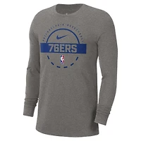 T-shirt d'entraînement à manches longues Nike authentique des Philadelphia 76ers pour homme, couleur charbon