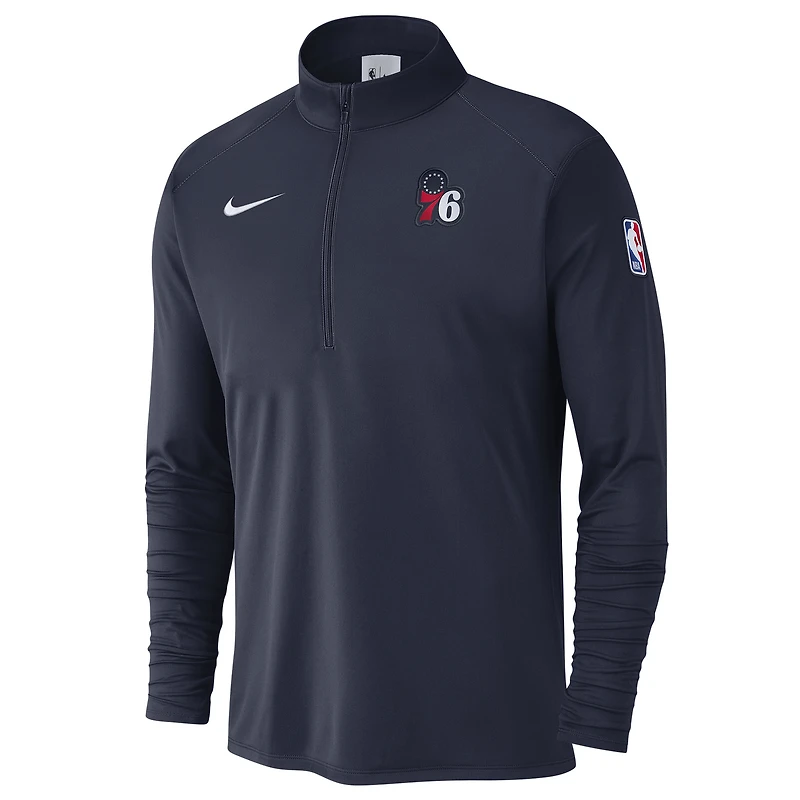 Haut Nike bleu marine Philadelphia 76ers 2024/25 Courtside Performance à demi-zip pour homme
