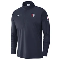 Haut Nike bleu marine Philadelphia 76ers 2024/25 Courtside Performance à demi-zip pour homme