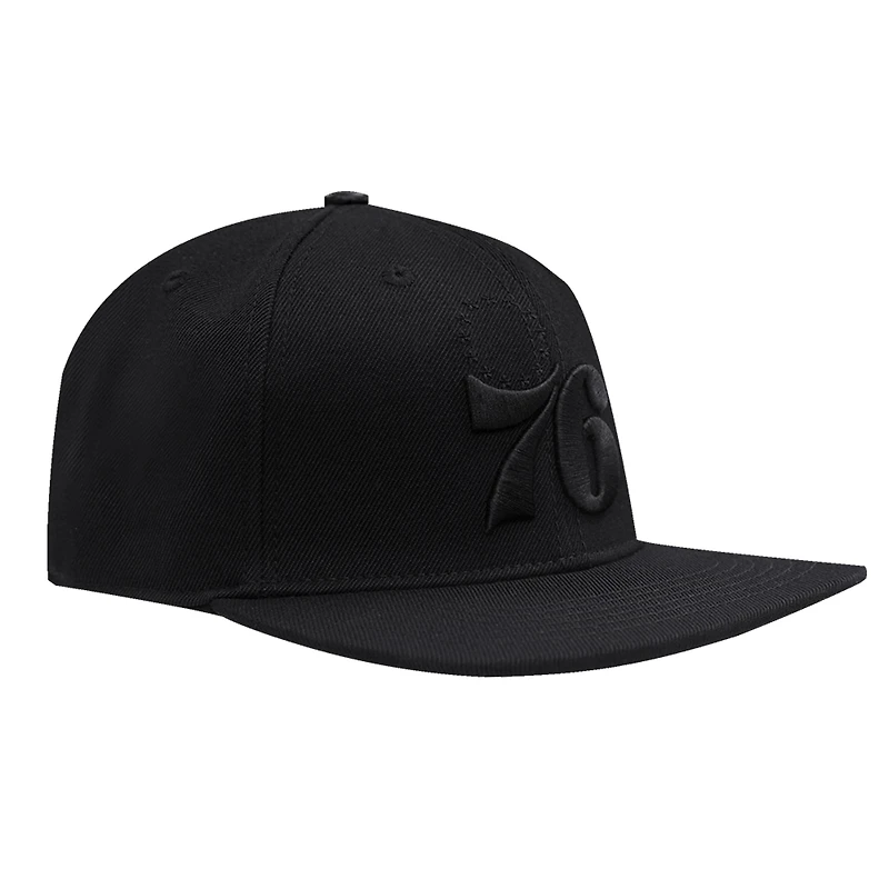 Casquette Snapback ton sur ton Pro Standard noire Philadelphia 76ers Classics pour homme