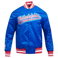 Veste universitaire en satin à bouton-pression Pro Standard Royal Philadelphia 76ers Script Tail pour hommes