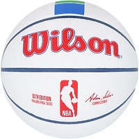 Ballon de basket-ball de collection Wilson City Edition 2024-25 autographié par Tyrese Maxey des Philadelphia 76ers