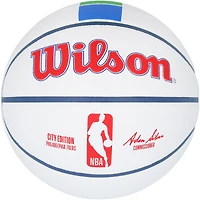 Ballon de basket-ball de collection Wilson City Edition 2024-25 autographié par Tyrese Maxey des Philadelphia 76ers avec inscription « Mad Max »