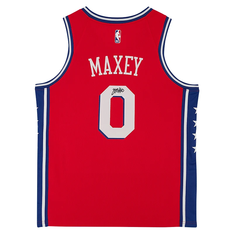 Maillot Jordan Brand rouge autographié par Tyrese Maxey des Philadelphia 76ers 2020-21