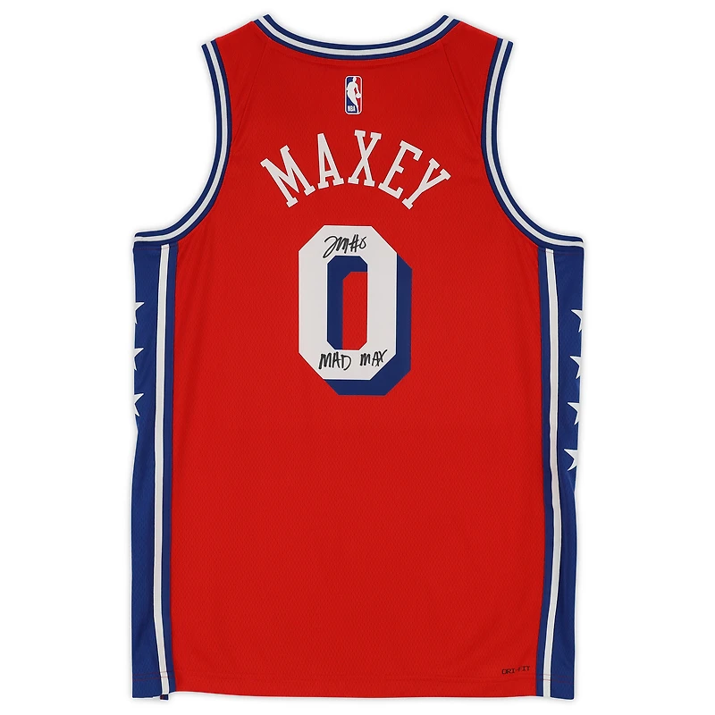 Maillot Jordan Brand Swingman rouge autographié par Tyrese Maxey des Philadelphia 76ers avec inscription « Mad Max » 2022-23