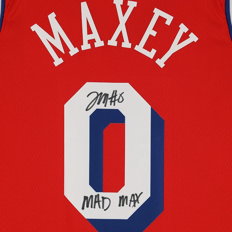 Maillot Jordan Brand Swingman rouge autographié par Tyrese Maxey des Philadelphia 76ers avec inscription « Mad Max » 2022-23