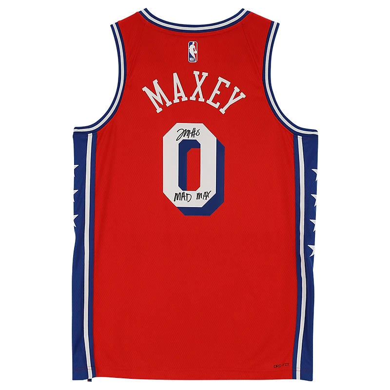Maillot Jordan Brand Swingman rouge autographié par Tyrese Maxey des Philadelphia 76ers avec inscription « Mad Max » 2022-23