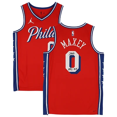Maillot Jordan Brand Swingman rouge autographié par Tyrese Maxey des Philadelphia 76ers avec inscription « Mad Max » 2022-23