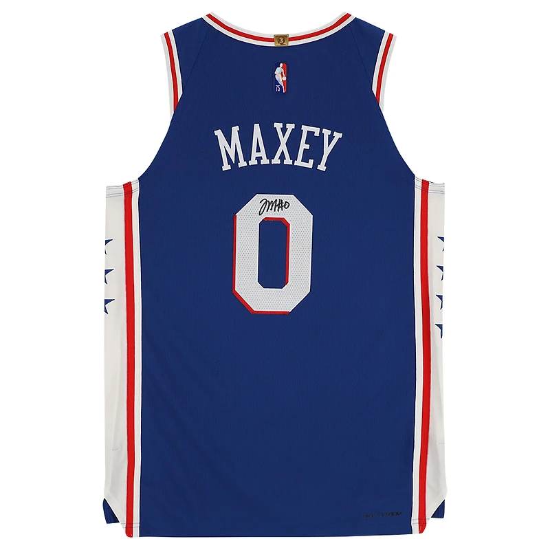 Maillot Nike Royal Icon 2020-21 dédicacé par Tyrese Maxey des Philadelphia 76ers avec patch authentique