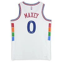 Maillot Nike City Edition Swingman blanc dédicacé par Tyrese Maxey des Philadelphia 76ers pour la saison 2024-25 avec inscription « Mad Max »