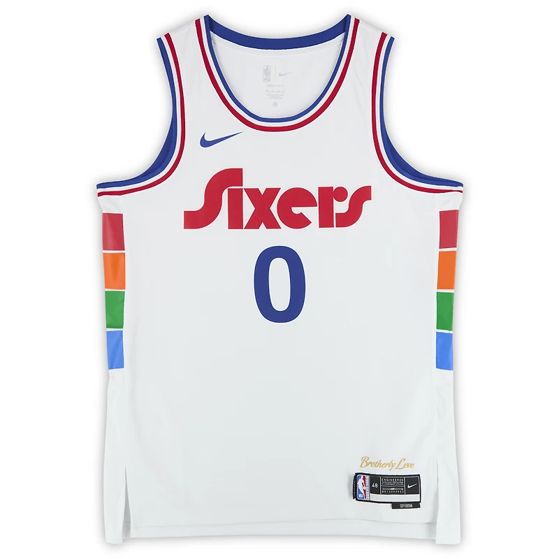 Maillot Nike City Edition Swingman blanc dédicacé par Tyrese Maxey des Philadelphia 76ers pour la saison 2024-25 avec inscription « Mad Max »