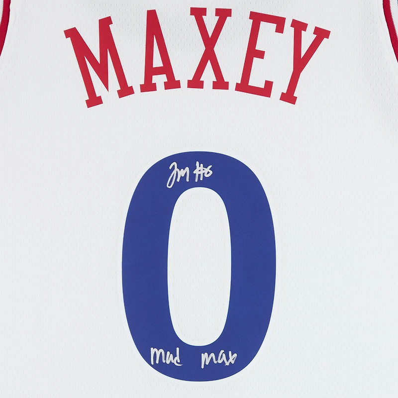 Maillot Nike City Edition Swingman blanc dédicacé par Tyrese Maxey des Philadelphia 76ers pour la saison 2024-25 avec inscription « Mad Max »