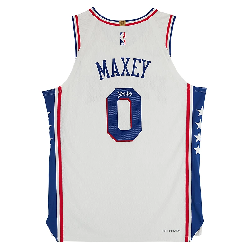 Maillot authentique blanc dédicacé par Tyrese Maxey des Philadelphia 76ers, édition Nike Association