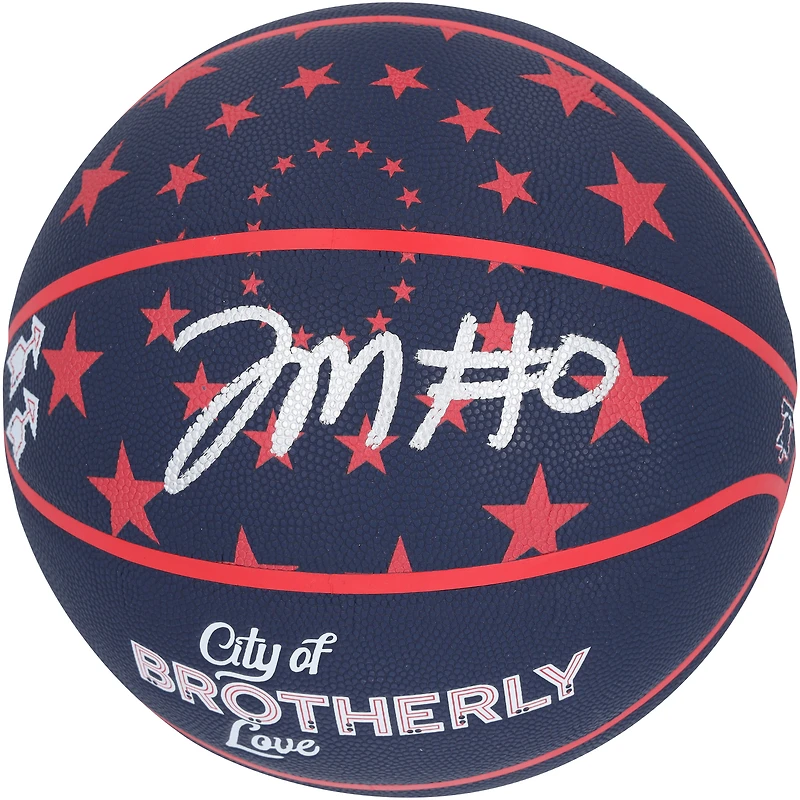 Ballon de basket-ball Wilson City Collector 2023-24 dédicacé par Tyrese Maxey des Philadelphia 76ers