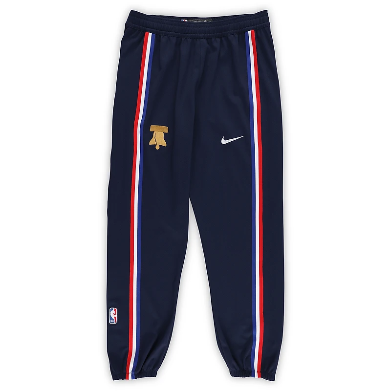 Pantalon Nike City bleu marine porté par Tyrese Maxey (Philadelphia 76ers) lors de la saison NBA 2025-2026 - Taille L