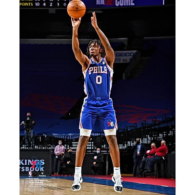 Photographie non signée de Tyrese Maxey des Philadelphia 76ers lors d'une fusillade dans le Royal Jersey