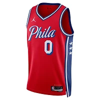 Unisexe Jordan Brand Tyrese Maxey Rouge Philadelphia 76ers Swingman Jersey - Statement Edition