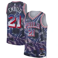Maillot de joueur Nike Joel Embiid bleu marine des Philadelphia 76ers 2025 Select Series Swingman