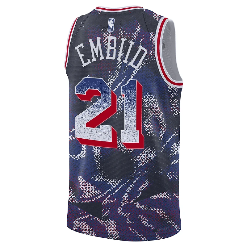 Maillot de joueur Nike Joel Embiid bleu marine des Philadelphia 76ers 2025 Select Series Swingman