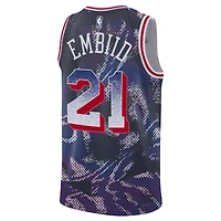 Maillot de joueur Nike Joel Embiid bleu marine des Philadelphia 76ers 2025 Select Series Swingman