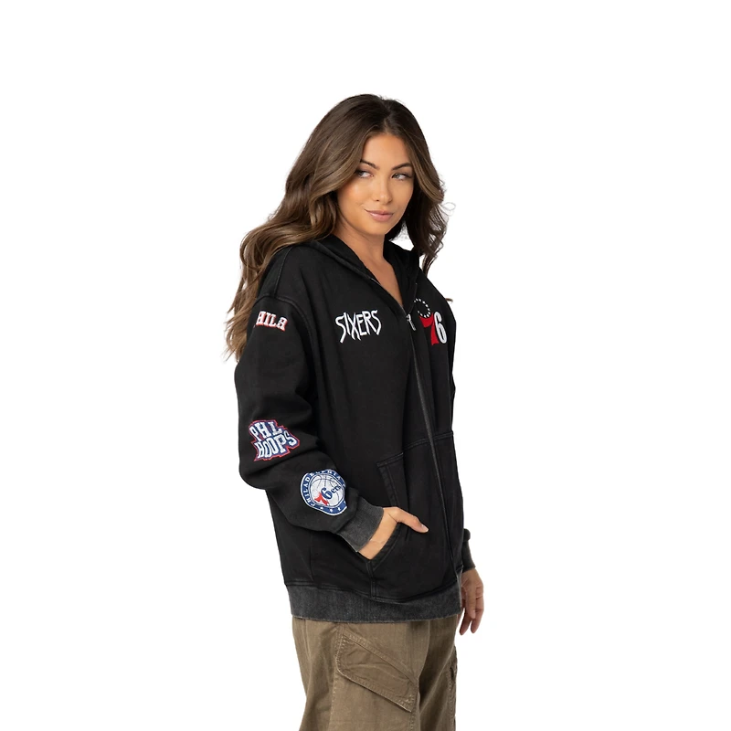 Sweat à capuche unisexe The Wild Collective noir avec logo des Philadelphia 76ers et manches zippées