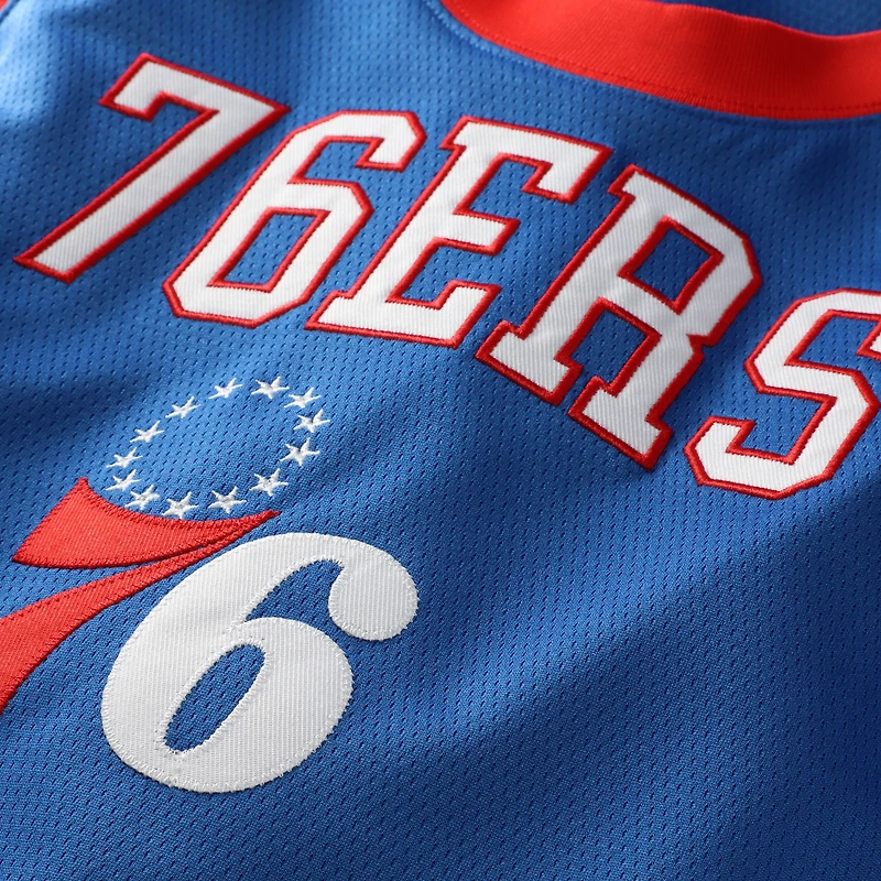 Débardeur court de basketball à col rond Philadelphia 76ers pour femmes, la marque Hype and Vice Royal.