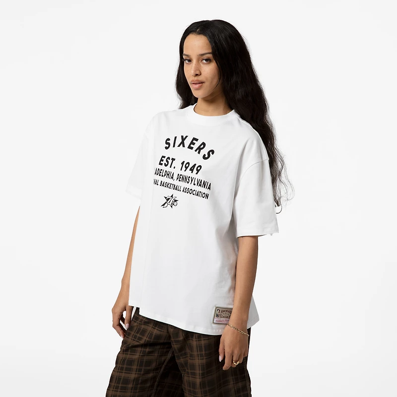 T-shirt boyfriend blanc Mitchell & Ness Philadelphia 76ers pour femme