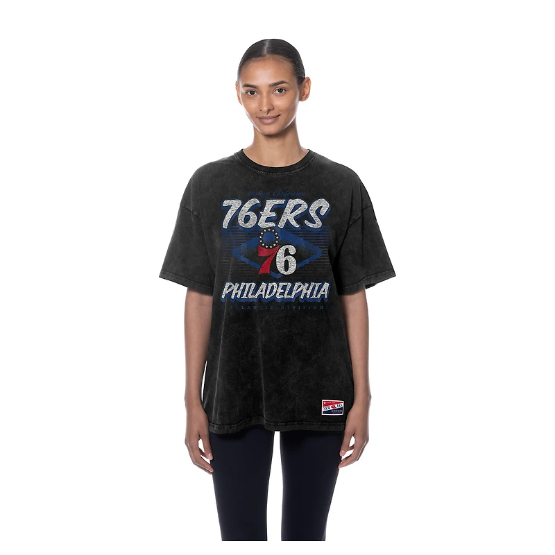 T-shirt oversize noir Philadelphia 76ers Throwback Mineral Wash pour femme de New Era